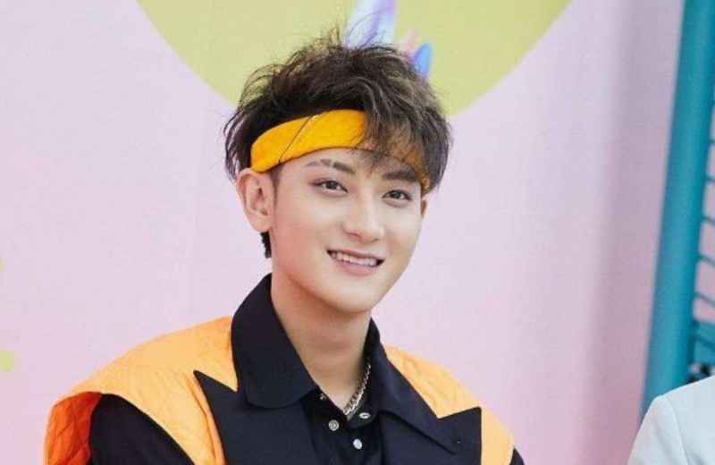 《创3》黄子韬调侃毛不易站姿，与奥斯卡小金人一对比，网友：一模一样