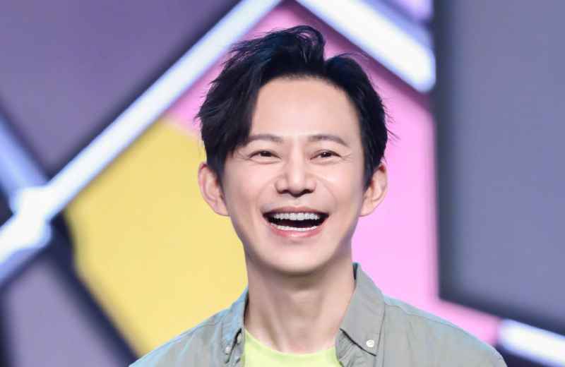 《歌手》总决赛何老师结束语临场发挥救场，网友：不愧是何老师