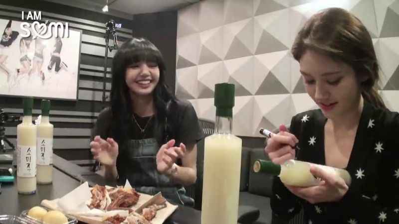 SOMI亲手制作米酒送人,好友BLACKPINK LISA造访录音室指导