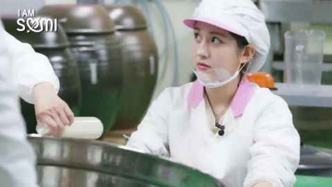 SOMI亲手制作米酒送人,好友BLACKPINK LISA造访录音室指导