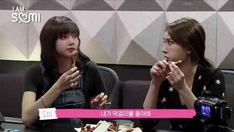 SOMI亲手制作米酒送人,好友BLACKPINK LISA造访录音室指导