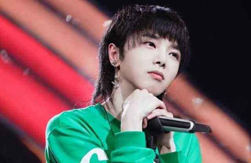 华晨宇一袭红衣领奖,拿到歌王的时候,脸上很开心却不惊讶