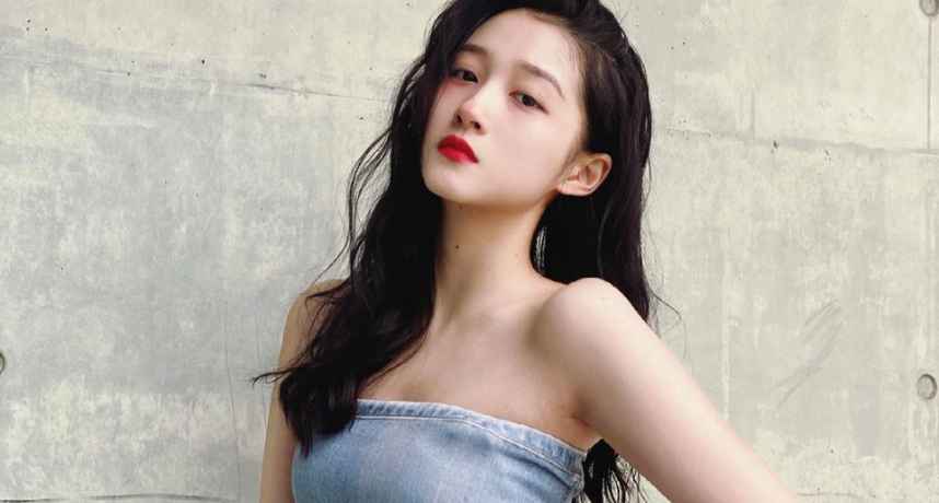 关晓彤素颜照流出 像大爷散步一样挨批