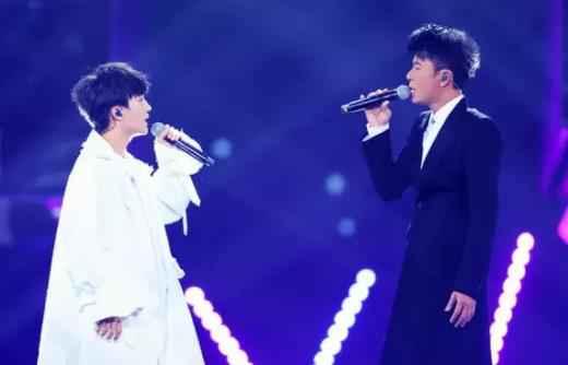 周深李克勤献唱东方卫视跨年 2020火力全开不断前行