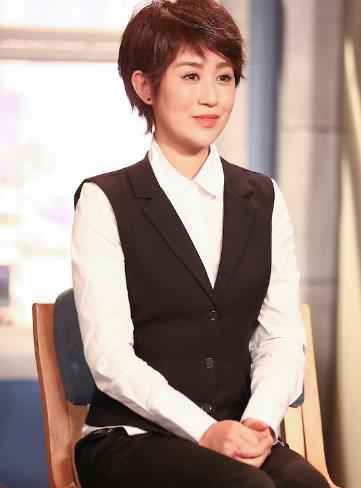 马丽《现场秀》展喜剧功底 上演“年终奖大作战”