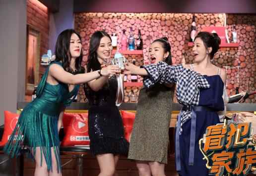 贾静雯修杰楷《冒犯家族》疯狂秀恩爱：我们是情不自禁