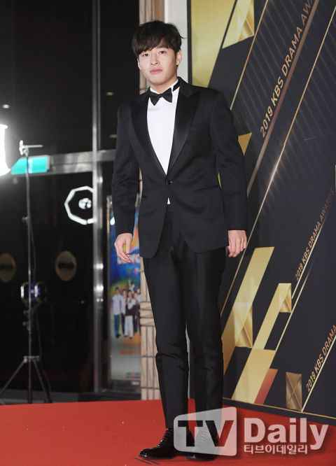 孔晓振与姜河那重现甜蜜瞬间！《山茶花开时》成KBS今年最大赢家