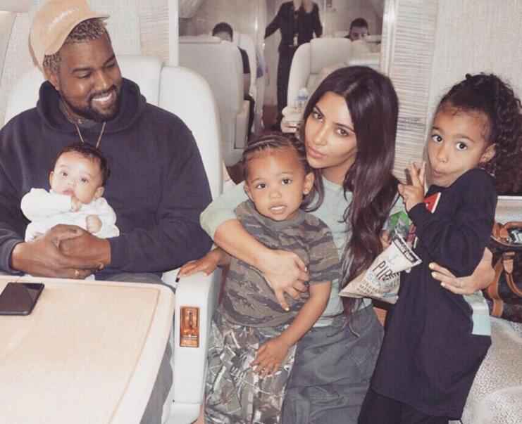 Kanye带新女友艾琳娜游法国 Kim大方祝福前夫生日快乐