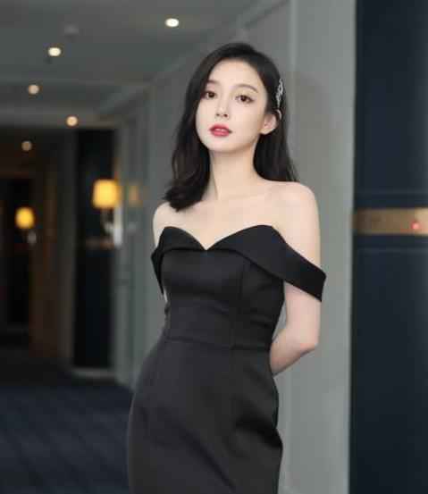 汪小敏走红毯挑战高衩裙秀美腿 和网红破壁合唱引热议