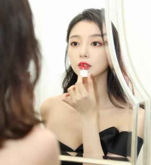 汪小敏走红毯挑战高衩裙秀美腿 和网红破壁合唱引热议