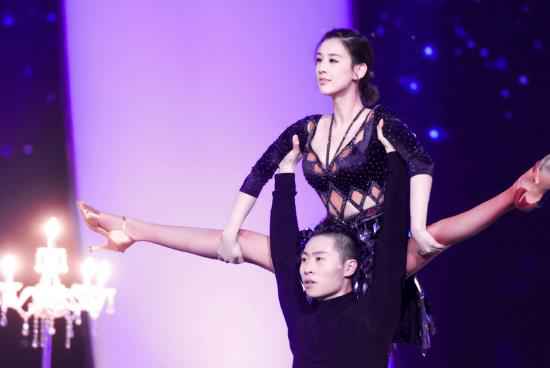 《王牌》黄圣依大秀空中一字马,网友惊艳:没想到她这么会跳舞!