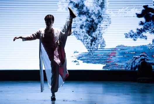 《王牌》黄圣依大秀空中一字马,网友惊艳:没想到她这么会跳舞!