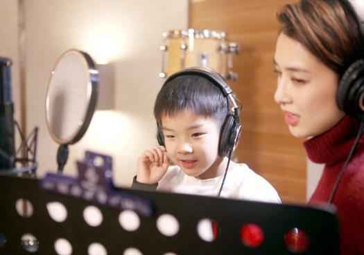 《王牌》黄圣依大秀空中一字马,网友惊艳:没想到她这么会跳舞!