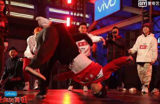 《热血街舞团》舞者上演“十年之战” 选人大战陷入焦灼