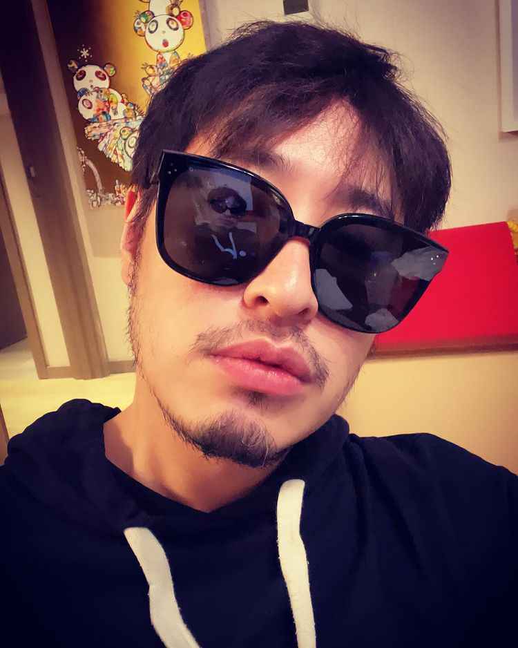 潘玮柏晒出蓄胡须照片 履行与王力宏的承诺