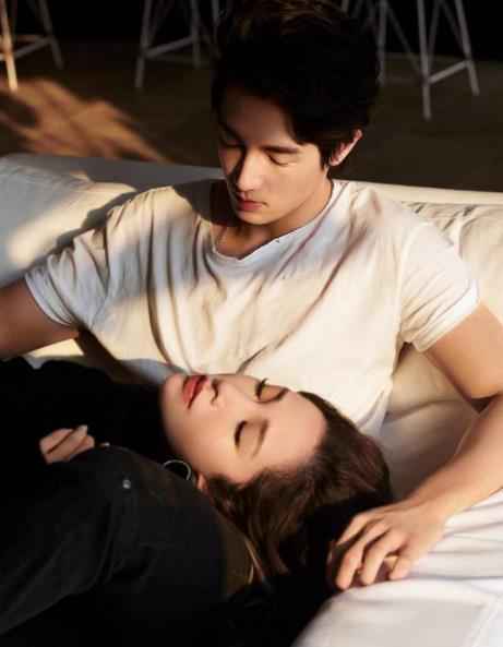 萧亚轩黄皓合体拍摄MV 深情献上与男友荧幕初吻