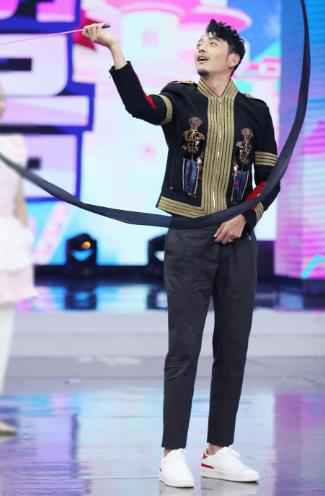 军犬相伴《快本》相见 霸屏的杨烁“撩妹逗犬”技能满点