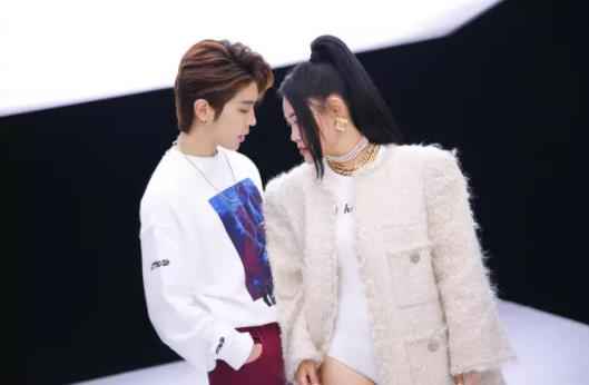 袁娅维新歌《呃》助阵国际米兰 梅阿查首次惊现华人女歌手声音!