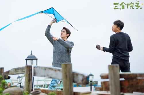林更新在《三个院子》放风筝 被朱桢调侃“像三岁的孩子”!