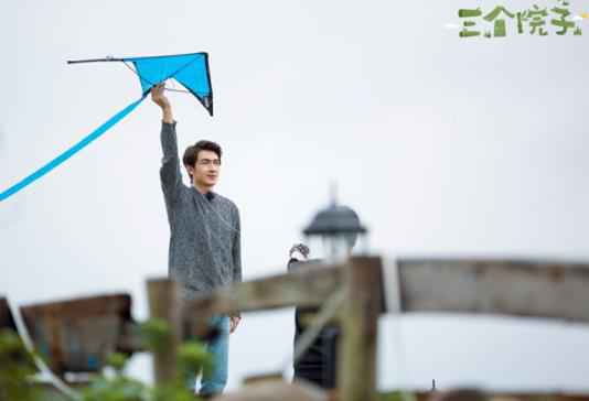 林更新在《三个院子》放风筝 被朱桢调侃“像三岁的孩子”!