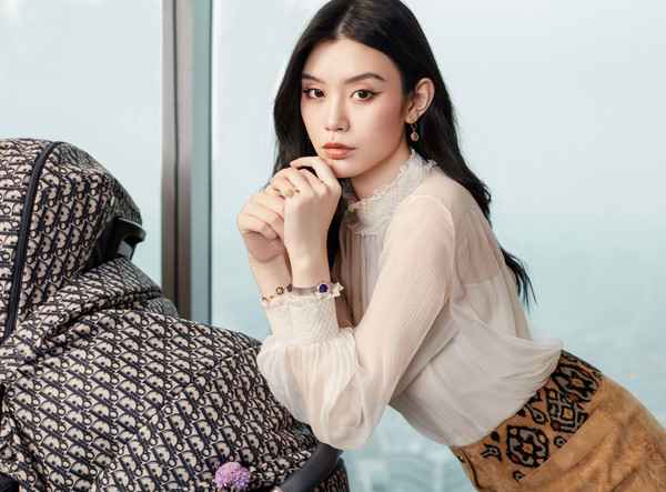 奚梦瑶怀二胎后首露面 挺孕肚辣穿细肩礼服