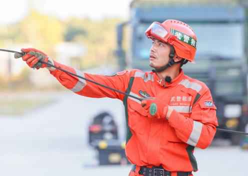 杨烁《奇兵神犬》花样“崩人设” 意外踹队友化身“打脸侠”搞笑又戳心