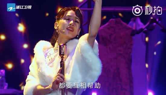 黄圣依《演员的诞生》穿粉色高叉旗袍现窈窕身材