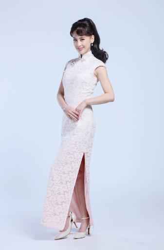 黄圣依《演员的诞生》穿粉色高叉旗袍现窈窕身材