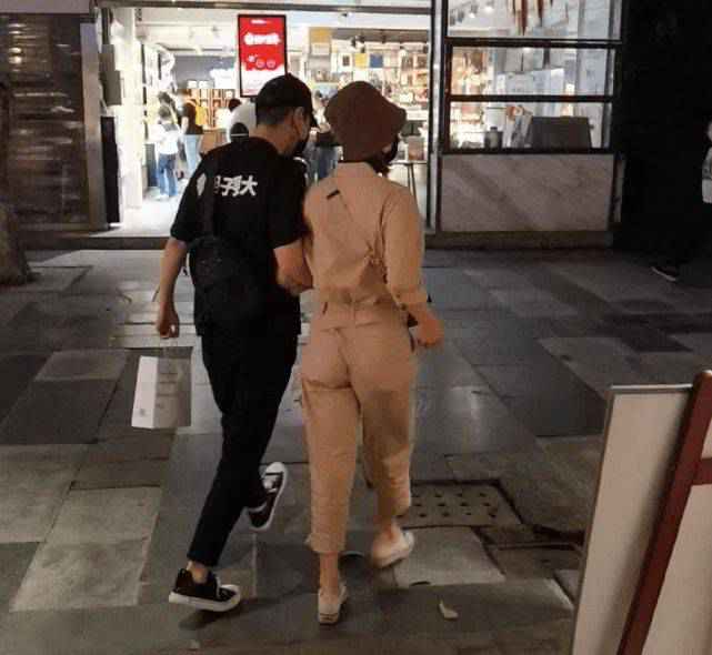 网友偶遇高圆圆赵又廷在成都逛街 亲密挽手好甜蜜