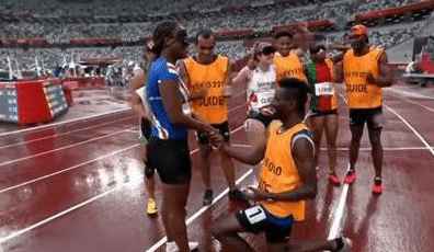 东京残奥会上演浪漫一幕!女运动员赛场获求婚