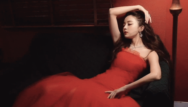 港风美人！娜扎穿抹胸红裙拿玫瑰 明媚动人