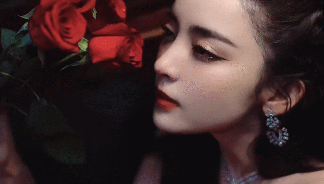 港风美人！娜扎穿抹胸红裙拿玫瑰 明媚动人