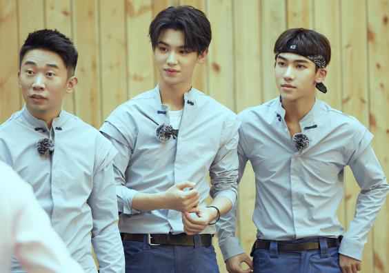 杜江眼神坚毅展硬汉魅力，杨迪秒变“正经脸”引关注（图集）