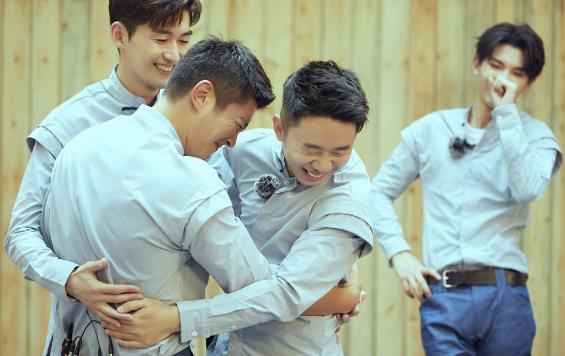 《勇敢的世界》明日播出，张翰、杜江挑战高难度俯卧撑（图集）