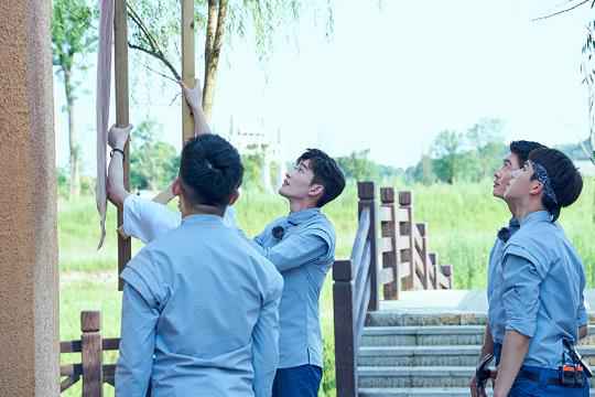 《勇敢的世界》明日播出，张翰、杜江挑战高难度俯卧撑（图集）