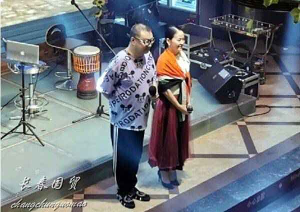 51岁尹相杰小16岁娇妻罕见同台献唱大秀恩爱