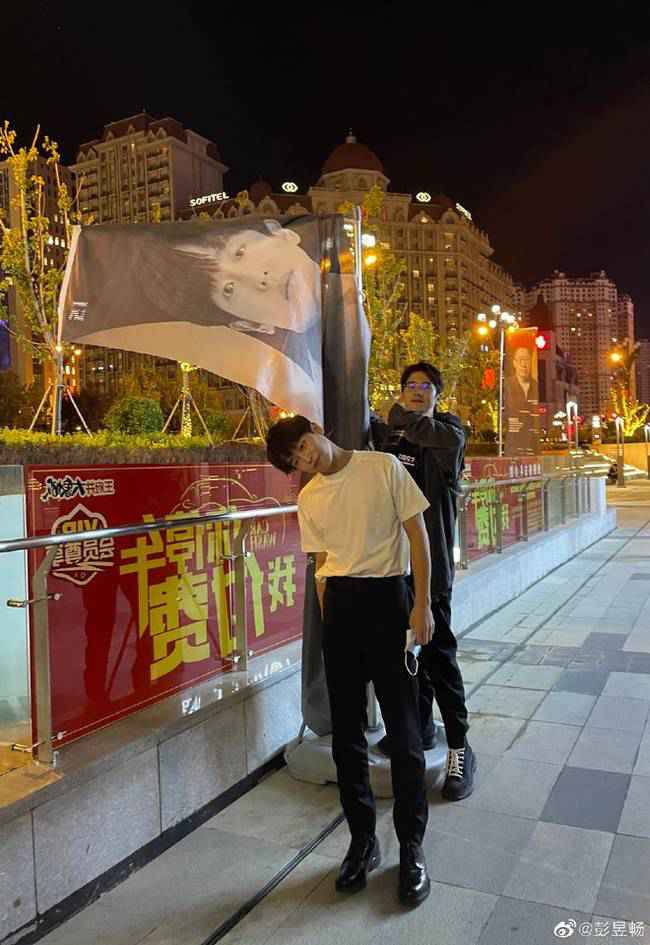 刘昊然彭昱畅玩过山车表情呆萌 哥俩感情确实好