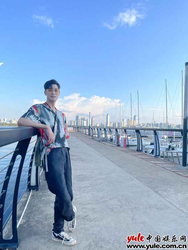 弦子与李铢衔James梦幻联动 新歌《Remember Tonight》让爱安营扎寨