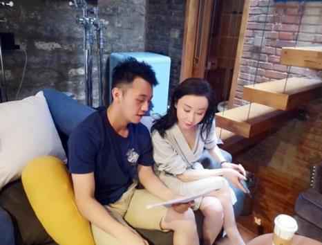 曹茜茜拍摄新歌《期待明天》MV 炎炎夏日欢乐不断