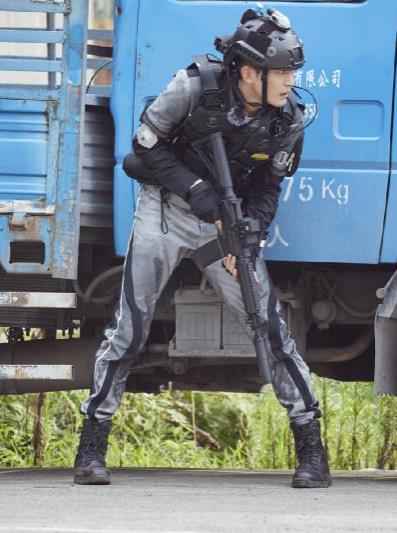 张翰弓身隐蔽神情警惕，姿势专业帅气满分（图）