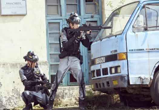 张翰弓身隐蔽神情警惕，姿势专业帅气满分（图）