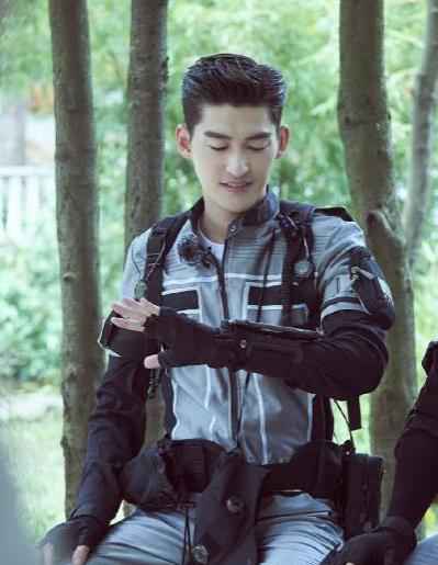 张翰弓身隐蔽神情警惕，姿势专业帅气满分（图）