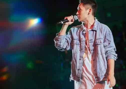 魏晨寸头新造型现身山东 唱跳全能引爆全场