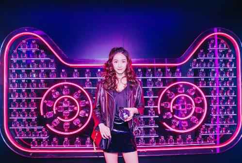 小花张南出席品牌活动 all black摇滚少女范十足