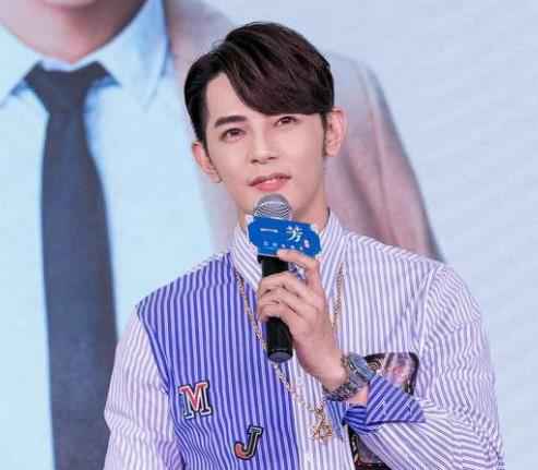 汪东城亮相成都担任“店长” 为粉丝送冷饮唱情歌