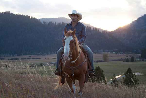 男星骑马倒下猝逝享年60岁 拍片现场演员还原意外经过