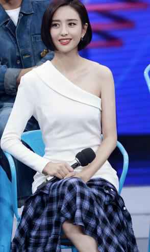 佟丽娅做客快本显率性可爱 脑力全开“拼”出整期快乐