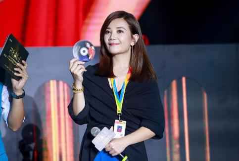 梁静茹现身广州与歌迷谈音乐 称期待与田馥甄合作