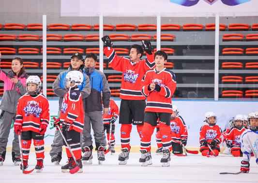 《大冰小将》小将连战五队勇夺冠 易烊千玺厨艺深藏不露 “厨房小白”雷佳音遭嫌弃