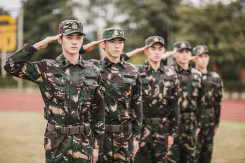 《烈火军校》曝光帅气军训照 神情坚毅显男儿本色
